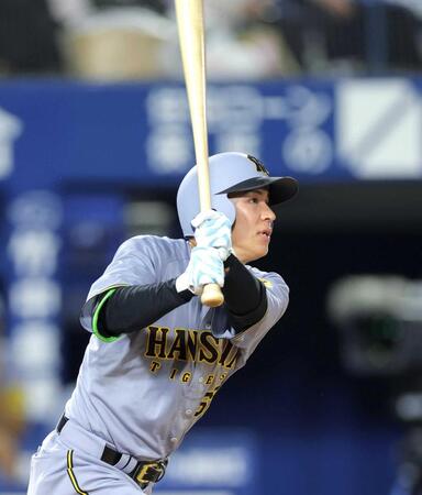 　９回、適時二塁打を放つ植田（撮影・西岡正）