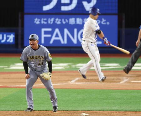 　７回、筒香を空振り三振に仕留め、ほえる村上（撮影・金田祐二）
