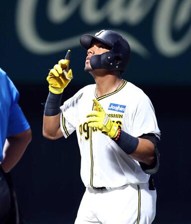 　７回、先制ソロを放ち生還するアルナエス