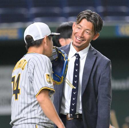 　２４年７月、試合前、藤本コーチ（左）と談笑する鳥谷敬氏