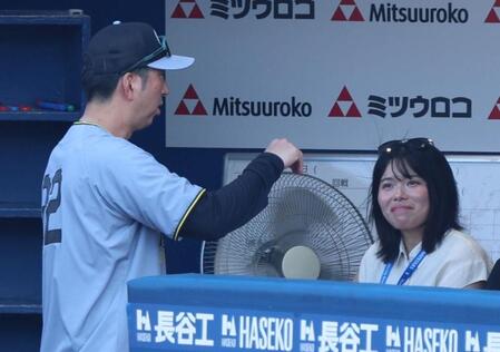 　藤川監督と笑顔の勝みなみ（撮影・金田祐二）