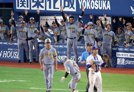 　４回、熊谷（４）の先制適時三塁打で盛り上がる阪神ベンチ（撮影・金田祐二）