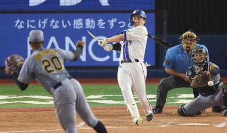 　７回、バットを折られ遊ゴロに倒れる佐野（撮影・金田祐二）
