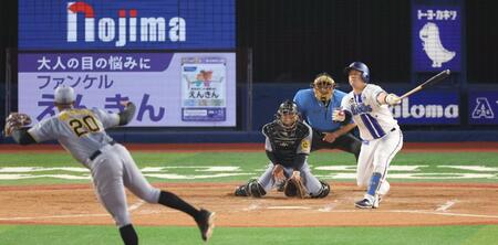 　４回、空振り三振に倒れる牧（撮影・金田祐二）