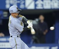 　９回、左越えに適時二塁打を放つ熊谷（撮影・西岡正）