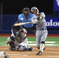 　９回、適時二塁打を放つ熊谷