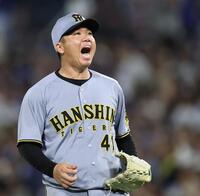 　７回のピンチを無失点に抑え、声を張り上げる村上（撮影・田中太一）