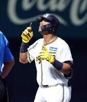 　７回、先制ソロを放ち生還するアルナエス