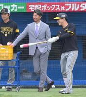　２４年４月、試合前に木浪（右）と談笑する鳥谷敬氏