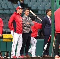 　２４年４月、鳥谷敬氏（中央）と話す新井監督。右は能見篤史氏