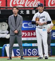 　２５年６月、鳥越ヘッドコーチ（右）と話しをする鳥谷敬氏