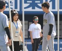 　球場を訪れた勝みなみ（左）と話す藤川監督（撮影・西岡正）