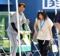 　球場を訪れた勝みなみ（右）と話す藤川監督（撮影・西岡正）