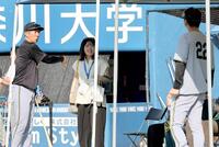 　田中コーチと話をする勝みなみ。右は藤川監督（撮影・田中太一）