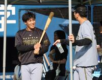 　藤川監督と話をする植田（撮影・田中太一）