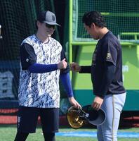 　グータッチする佐野（左）と大山（撮影・金田祐二）