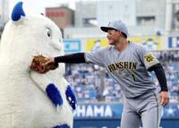 　ＤｅＮＡのマスコットとじゃれ合う森下（撮影・田中太一）