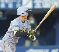 　３回、中前打を放つ近本（撮影・西岡正）