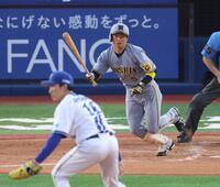 　３回、中前打を放つ近本（撮影・金田祐二）