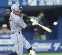 　４回、左越えに先制となる２点三塁打を放つ熊谷（撮影・西岡正）