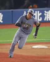 　６回、二塁打を放つ大山（撮影・金田祐二）