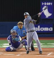 　４回、右前打を放つ大山（撮影・金田祐二）