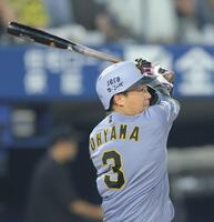 　６回、右越え二塁打を放つ大山（撮影・西岡正）