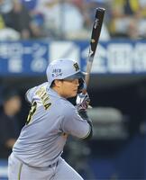 　４回、右前打を放つ大山（撮影・西岡正）