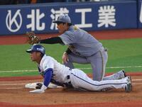 　３回、桑原の時、石上がけん制死。野手・大山（撮影・金田祐二）