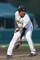 　７回、和辻の打球をはじく茨木（撮影・立川洋一郎）