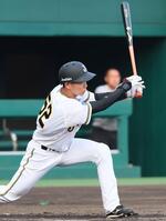 　４回、勝ち越し適時打を放つ山田（撮影・立川洋一郎）