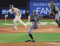 　７回、へし折った佐野のバットをかわすデュプランティエ（撮影・金田祐二）