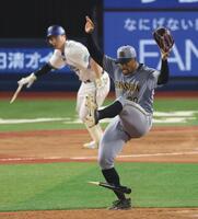 　７回、へし折った佐野のバットをかわすデュプランティエ（撮影・金田祐二）