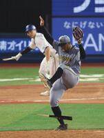 　７回、へし折った佐野のバットをかわすデュプランティエ（撮影・金田祐二）