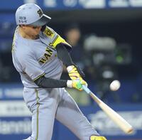 　５回、右前打を放つ森下（撮影・西岡正）