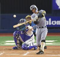 　６回、右前適時打を放つ熊谷（撮影・金田祐二）