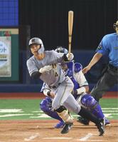 　６回、右前適時打を放つ熊谷（撮影・金田祐二）