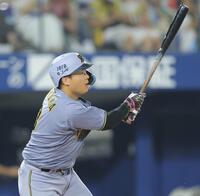 　６回、右越え二塁打を放つ大山（撮影・西岡正）