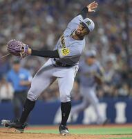 　７回、佐野の折れたバットをよけるデュプランティエ（撮影・田中太一）
