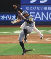 　７回、へし折った佐野のバットをかわすデュプランティエ（撮影・金田祐二）