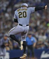 　７回、佐野の折れたバットをよけるデュプランティエ（撮影・田中太一）