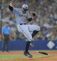 　７回、佐野の折れたバットをよけてジャンプするデュプランティエ（撮影・西岡正）