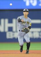 　８回、井上の遊ゴロで一塁へ送球する熊谷（撮影・西岡正）