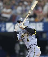 　６回、適時打を放つ熊谷（撮影・田中太一）