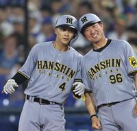 　６回、適時打を放った熊谷は筒井コーチとヘルメットをぶつける（撮影・田中太一）