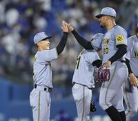 　完封したデュプランティエと勝利のタッチを交わす熊谷（撮影・田中太一）