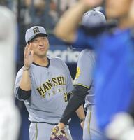 　完封勝利のデュプランティエ（右）を迎える藤川監督（撮影・西岡正）