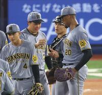 　大山からウイニングボールをもらうデュプランティエ（撮影・金田祐二）