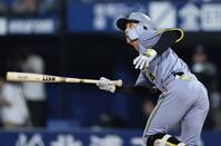 　４回、適時三塁打を放つ熊谷（撮影・田中太一）