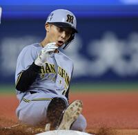 　４回、適時三塁打を放ち、すべり込む熊谷（撮影・田中太一）